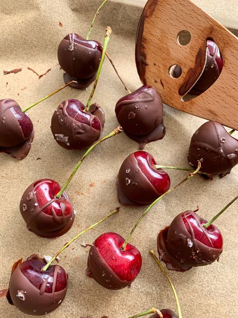 Dark Chocolate Covered Cherries Chocolate Covered Cherries Recipe, Chocolate Dipped Cherries, Cherry And Chocolate, Dark Chocolate Recipes, Fondant Recipe, Chocolate Covered Fruit, Chocolate Covered Treats, Chocolate Covered Cherries, Salt Flakes