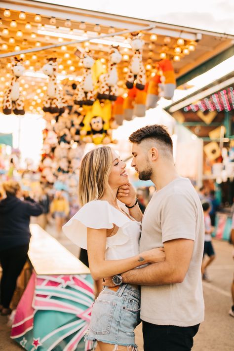 County Fair Couples Photoshoot, Couples Fair Photo Ideas, Fair Engagement Photoshoot, Fair Family Photos, County Fair Aesthetic Night, County Fair Engagement Photos, Fun Fair Photoshoot, Carnival Photoshoot Couple, Fair Mini Session Photo Shoot