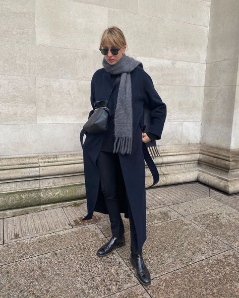 Le Fashion: 20 Stylish Coats to Shop Now Long Navy Coat Outfits, Navy Coat Outfit Winter Wear, Navy Trench Coat Outfit, Navy Coat Outfit, Blue Coat Outfit, Mantel Outfit, Long Coat Outfit, Lizzy Hadfield, Winter Coat Outfits