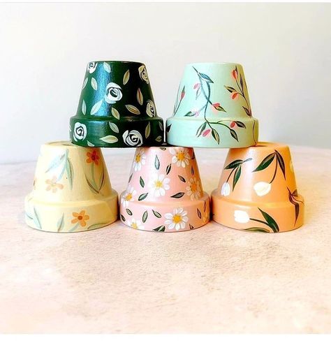 Planter Flowers, Painted Plant Pot, Plant Pot Design, Flower Pot Art, Painted Terracotta, Plant Pot Diy, Painted Pots Diy, Painted Plant Pots, Painted Clay Pots