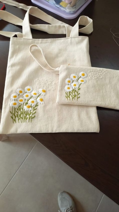 Embroidered Bags Diy Ideas, Tote Embroidery Bag, Embroidery Designs On Tote Bags, Tote Bags Embroidery Ideas, Embroidery Products Ideas, Fabric Ideas Projects, Embroidery Designs Tote Bag, Embroidery Bags Ideas, Tote Bag Design Embroidery