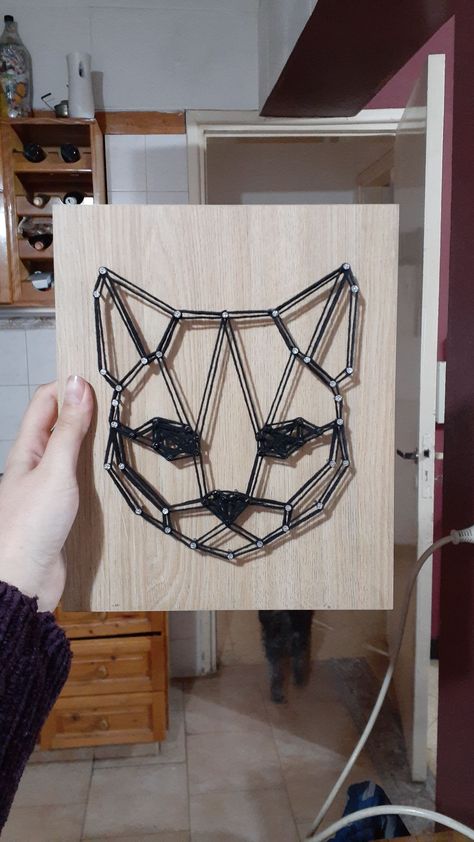 Arte con hilos y clavos. String art String Art Cat, Hilograma Ideas, فن الرسم بالمسامير, Basic Design Principles, String Art Templates, Geometric Design Art, Easy Face Mask Diy, Easy Face Masks, Cat Crafts