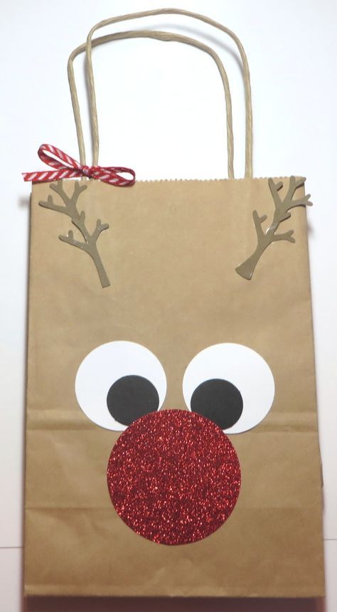 Rudolph the Red-Nosed Reindeer Gift Bag! So easy! Find a shopping bag in your stash and punch some circles! Juleverksted For Barn, Reindeer Gifts, Cadeau Photo, Brown Bag, Christmas Gift Bags, Christmas Crafts For Kids, Christmas Bags, Christmas Gift Wrapping, Brown Paper