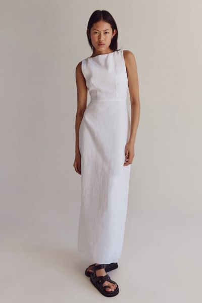 If the Temp's Above 75, You'll Spot Our Editors in This Easy Outfit White Linen Midi Dress, Minimalist Dress Casual, Linen Dress Outfit, Bread Aesthetic, Vietnam Clothes, High Neck Maxi Dress, Style Moodboard, White Linen Dresses, Linen Midi Dress