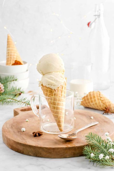 Christmas Ice Cream Recipes, Egg Nog Ice Cream, Cooking With Bourbon, Eggnog Ice Cream, Eggnog Dessert, Vegan Nice Cream, Healthy Holiday Desserts, Eggnog Recipe Homemade, Boozy Ice Cream