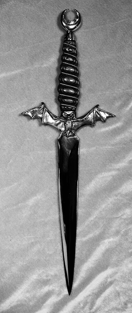 Knife Aesthetic, Pretty Knives, Vampire Goth, Cool Swords, Knife Collection, Cool Knives, Goth Aesthetic, Tattoos And Piercings, Tumblr