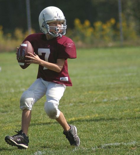 Help, my kid plays football and I haven't got a clue!    This information is by no means comprehensive, but it'll get you started.  Remember, there's no point in getting overwhelmed.  You just need to know enough to pay attention and be able to toss... Football Drills For Kids, Girls Playing Football, Kids Playing Sports, Kids Playing Football, Football 101, Sports Parent, Football Usa, Football Drills, Best Basketball Shoes