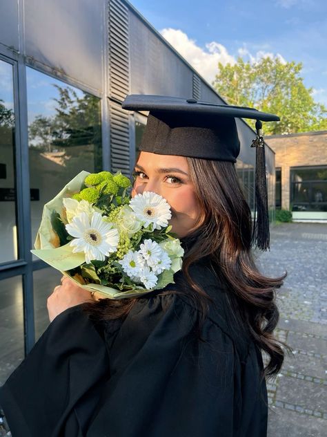 Graduation Cap Poses, Bachelor Graduation Cap, Flower Cap Graduation, Bachelors Graduation Pictures, Hijabi Graduation Pictures, Convocation Pose Photo Ideas, Grad Picture Poses, Graduation Poses Ideas, Highschool Graduation Pictures