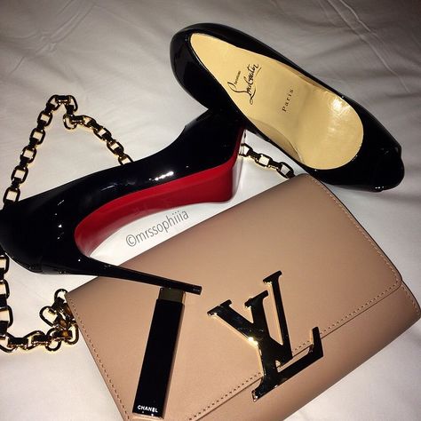 "Details Tonight ❤️ www.mrssophiiia.se #louisvuitton#chainlouise#lv#chanel#lipstick#louboutins#louboutin#redsole#redbottom#details#monakattan" Photo taken by @mrssophiiia on Instagram, pinned via the InstaPin iOS App! http://www.instapinapp.com (12/27/2014) Beige Clutch, Louis Vuitton Shoes Heels, Red Bottom Heels, Chanel Lipstick, Red Bottom Shoes, Heel Accessories, Shoes Photo, Leather Bag Women, Red Bottoms