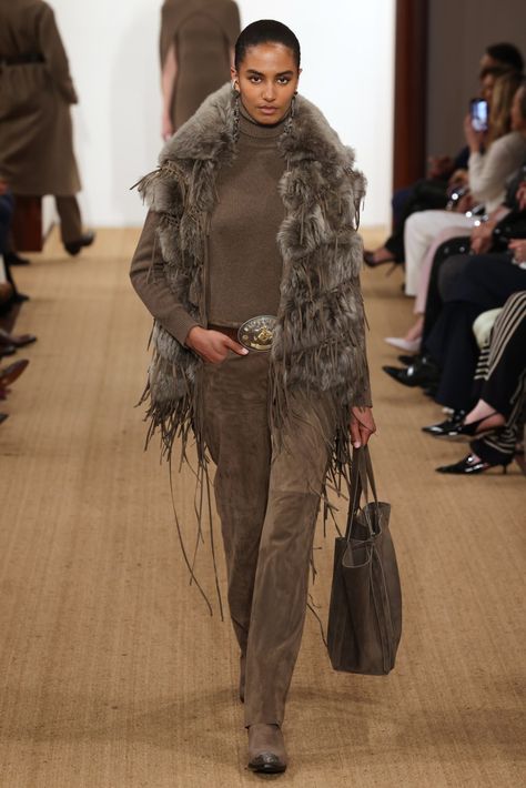 Ralph Lauren Fall 2024 Collection Fall Ralph Lauren Outfits, Ralph Lauren Fall 2024, Ralph Lauren Winter Outfits, Ralph Lauren Outfits Women, Boho Chic Outfits Fall, Runway 2024, Ralph Lauren Runway, Ralph Lauren Looks, Lagos Fashion Week