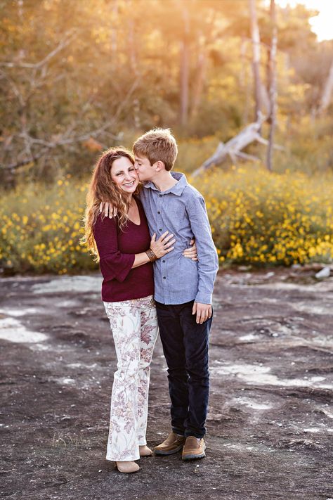 Picture Poses For Mom And Son, Mom And Teenage Sons Photo Ideas, Older Son And Mom Pictures, Mother Older Son Photos, Mom And Teenage Son Photoshoot, Mom And Grown Son Photo Ideas, Mother Teenage Son Photos, Mom Older Son Photoshoot, Mom Teenage Son Photoshoot