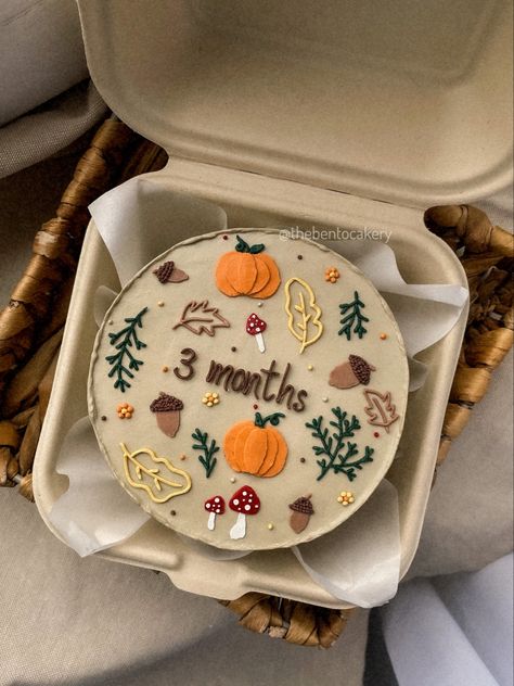 1 Month Cake Ideas, Baby One Month Cake, Thanksgiving Bento Cake, Autumn Bento Cake, Fall Bento Cake, 1 Month Baby Cake Ideas, Thanksgiving Cake Designs, Autumn Cake Decorating, Autumn Cake Ideas Birthday