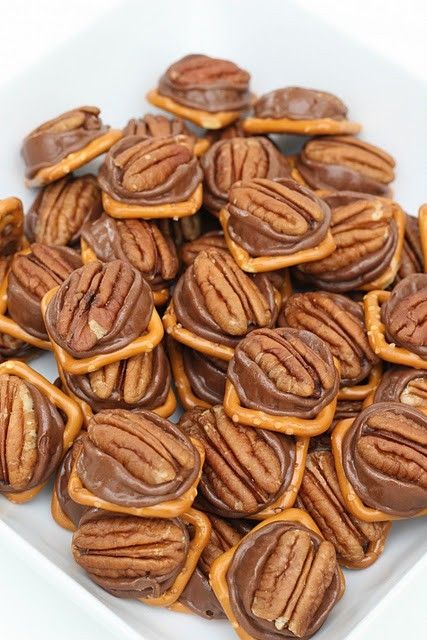 Pretzel Rolo Pecan, Pretzel Rolo, Rolo Pretzels, Köstliche Desserts, Yummy Sweets, Pretzels, Holiday Baking, Sweet And Salty, Pecans