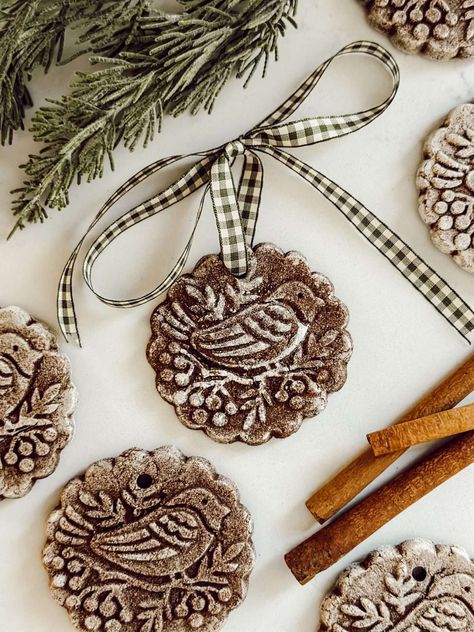 Explore gingerbread Christmas tree decoration ideas with these charming ornaments using a wooden cookie mold, salt dough, and a sprinkle of cinnamon. Simmer Pot Kits, Easy Diy Christmas Gift, Cinnamon Ornaments, Diy Christmas Gift Ideas, Gingerbread Christmas Tree, Easy Diy Christmas Gifts, Art Ornaments, Gingerbread Ornaments, Food Ornaments