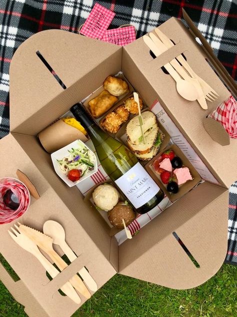 Gift Food Box Ideas, Food Boxes Packaging, Brunch Box Packaging, Food Boxes Ideas, Picnic Box Packaging, Picnic Box Ideas Food, Brunch Box Ideas To Go, Foodbox Ideas, Individual Picnic Boxes