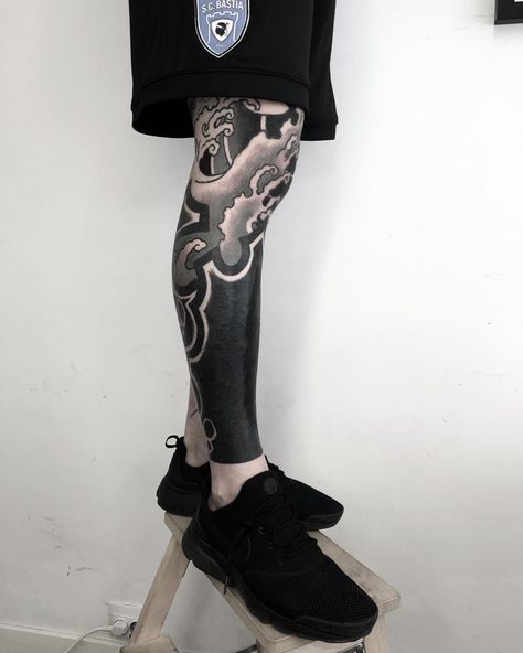 Full Leg Tattoo Men, Koch Tattoo, Black Sleeve Tattoo, Japanese Legs, Solid Black Tattoo, Full Leg Tattoos, White Tattoos, Blackout Tattoo, 4 Tattoo