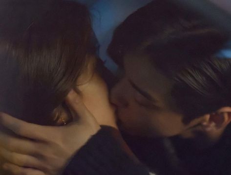 TRUE BEAUTY SHINSHIN COUPLE on Instagram: “dongmin and gayoung 💙💙💙 I think both of them had the most kissing scenes in True Beauty compared to their previous dramas. They even had a…” True Beauty Scenes, Eunwoo Kiss, True Beauty Kiss, Rainy Day Movies, Beauty Bedroom, Kiss Gift, Bed Scene, Lover Girl, Forehead Kisses