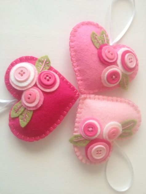 Images By Laurie Gelo On Felt And Wool Wonders 626 Felt Heart Ornaments, Valentines Bricolage, Diy Valentines Decorations, Valentine Projects, Fabric Hearts, Felt Embroidery, Felt Heart, Diy Valentines Crafts, Felt Patterns