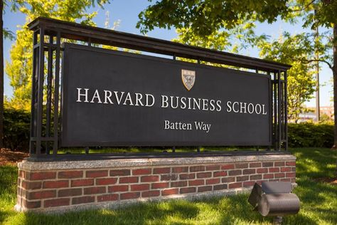 Harvard Mba, Harvard Business, College Aesthetic, Fotografi Vintage, Dream College, Harvard Business Review, Elle Woods, Harvard Business School, Vie Motivation