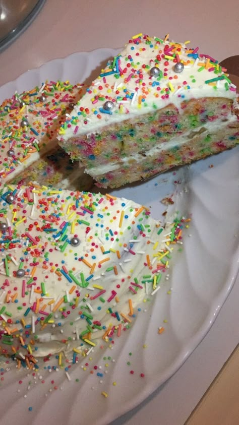 Aesthetic Funfetti Cake, Funfetti Cake Aesthetic, Birthday Cake Confetti, Confetti Desserts, Funfetti Aesthetic, Funfetti Desserts, Confetti Aesthetic, Birthday Cake Slice, Confetti Birthday Cake