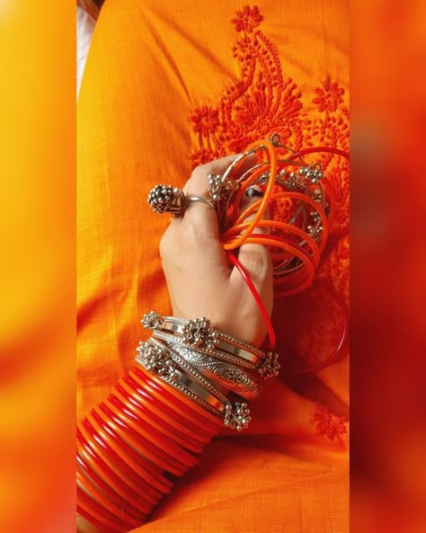 Glass Bangles Indian, Bangles Aesthetic, Orange Bangles, Desi Pinterest, Wedding Jewelry Sets Bridal Jewellery, Neck Pieces Jewelry, Antique Jewellery Designs, Glass Bangles, Fancy Jewellery Designs