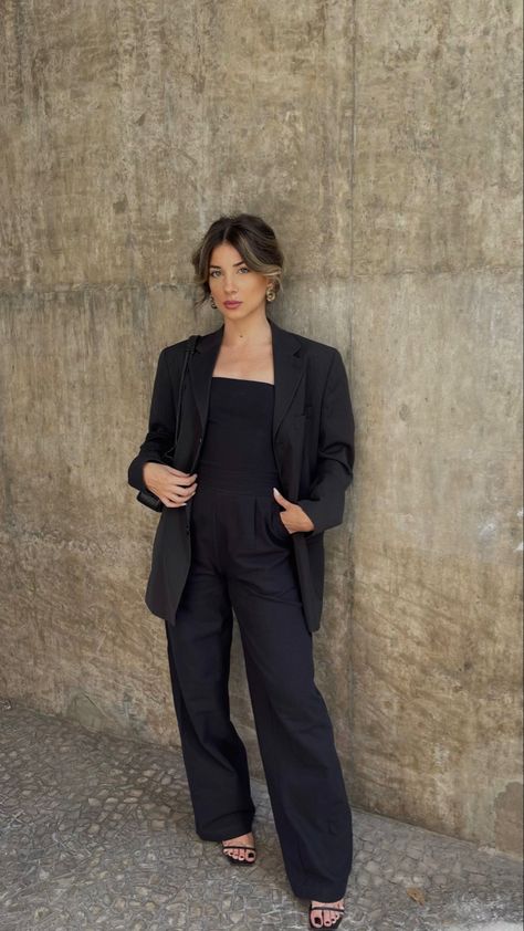 Look all black com macacão feminino longo e blazer Oversized Concert Black Outfit, Jumpsuit With Blazer, Grammys Outfits, Photoshoot Lookbook, Concert Black, Maxi Blazer, Office Girl, Jumpsuit And Blazer, Work Looks