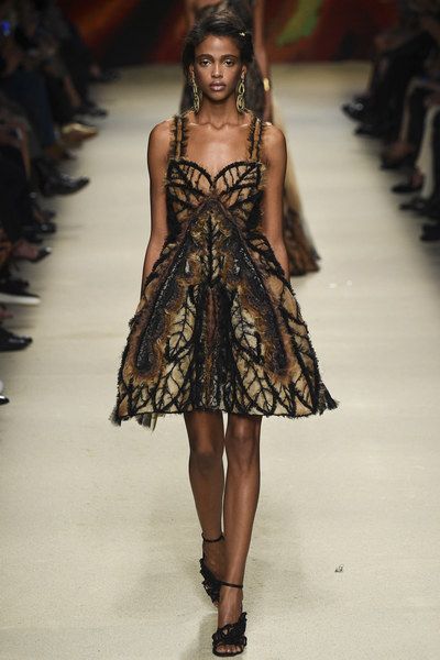 Alberta Ferretti Spring 2016 Ready-to-Wear Collection - Vogue Butterfly Fashion, Coctail Dresses, Butterfly Dress, Couture Runway, Italian Fashion Designers, Alberta Ferretti, Spring Summer 2016, 2016 Fashion, Milan Fashion