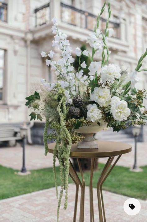 Flower Bouquets For Funerals, Florist Bridal Show Booth Display, Place Settings Wedding No Plate, Elegant Wedding Flowers, Altar Arrangement, Wedding Altars, All White Wedding, Wedding Floral Centerpieces, Organic Wedding