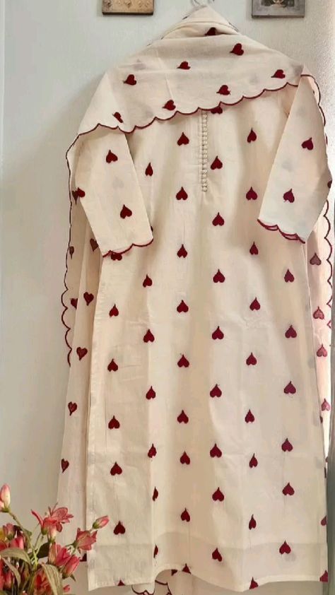 Kurta Daman Designs Women, Kameez Designs With Laces, Sui Dhaga, Cotton Suit Designs, Daily Dresses, Simple Dress Casual, Embroidery Kurti, Off White Dress, Embroidery Dresses