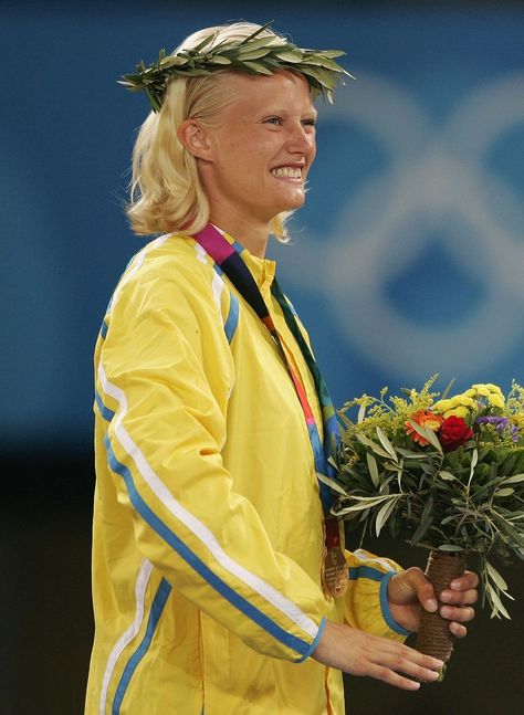 Carolina Klüft (Sweden) 🥇 Heptathlon • Athens 2004 Olympics #athletics 2004 Olympics, Heptathlon, Olympic Torch, Paris Olympics, Special Olympics, Athletic Girls, Celebrity List, Tokyo Olympics, Saint Denis