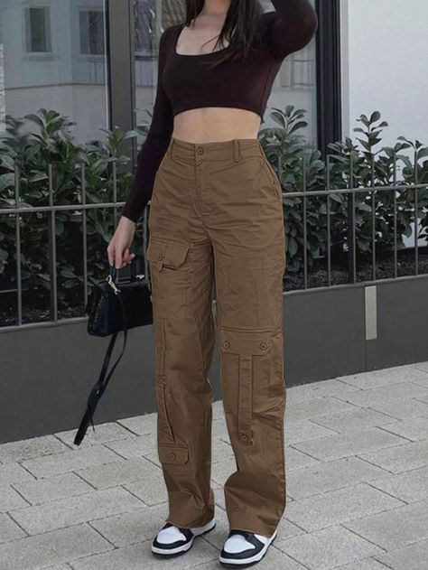 Fabric Pants Outfits, Brown Pants Outfits For Women, Outfit Con Pantalon Cafe, Outfits Con Pantalon Cargo, Outfit Pantalon Cafe, Cute Outfits With Cargo Pants, Outfits Cafe, Cargo Outfits Women, Brown Cargo Pants Outfit