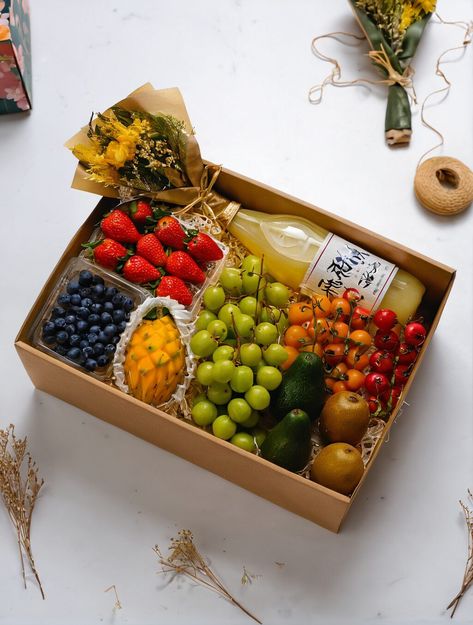 Fruitful Omiyage: The Art Of Japanese Fruit Gift Giving Diy Fruit Basket Gift Ideas, Fruit Box Ideas Gift, Fruit Basket Gift Ideas, Fruit Basket Ideas Gift, Hampers Buah, Fruit Tray Designs, Fruit Basket Diy Gift, Japanese Fruit, Fruit Hampers