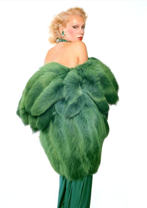 Gian Paolo Barbieri, 1971 Yves Saint Laurent, dyed fox fur. Model: Susan Robinson. Green Fur Coat, Ysl Saint Laurent, Green Fur, Green Stuff, Fabulous Furs, Norma Jeane, Going Green, Fox Fur Coat, Vintage Fur