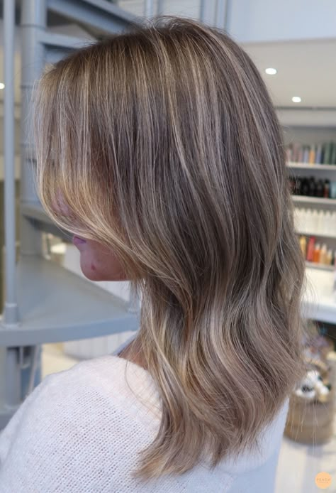 Balayage naturligt hår - Peach Stockholm Glazed Donut Hair, Babylights Brunette Blonde, Bronde Babylights, Dishwater Blonde Hair, Blonde Babylights, Light Brunette Hair, Beige Highlights, Beige Hair, Bronde Hair