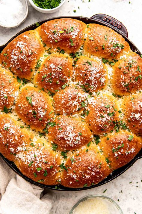 Buttery Soft Parmesan Pull-Apart Rolls Bread And Rolls, Savory Rolls Recipe, Foccacia Rolls, Thanksgiving Bread Rolls, Bread For Thanksgiving, Thanksgiving Rolls Recipes, Holiday Rolls, Savory Rolls, Pull Apart Rolls