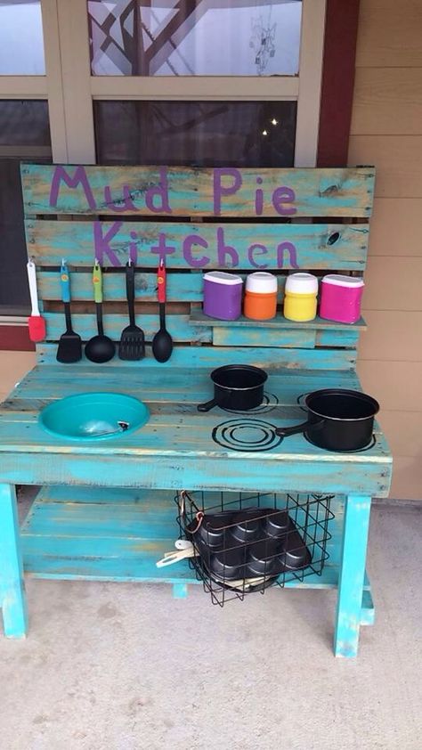 Mud Pie Station, Mudpie Kitchen, Playhouse Decor, Mud Pie Kitchen, Natural Play Spaces, Kids Yard, Diy Mud Kitchen, Natural Play, Mud Bath