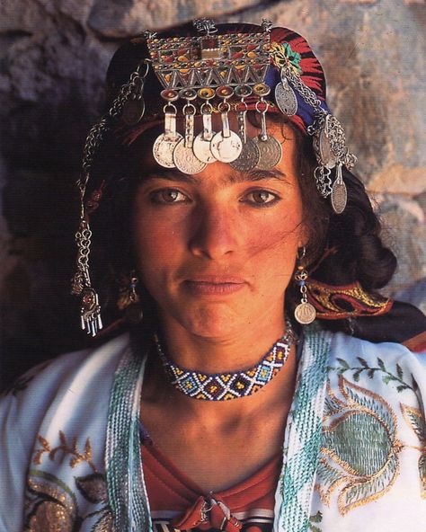 1,620 Likes, 17 Comments - Native Threads Collective (@nativethreads.co) on Instagram: “Amazigh woman with traditional headwear, Morrocco. #NativeThreads // www.nativethreads.co” Headdress, Wall