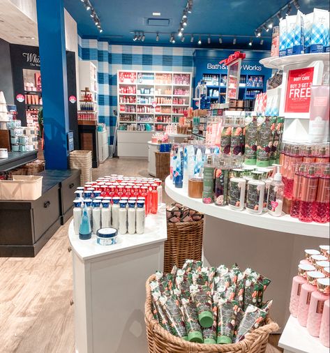 Bath And Body Works Store Aesthetic, Bath Body Works Aesthetic, Bath And Body Works Perfume Aesthetic, Bath And Body Works Perfume Collection, Aesthetic Bath And Body Works, Bath And Body Works Aesthetic, Bath And Body Works Store, James Town, High School Art Room