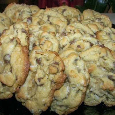 Almond Joy Cookies (almonds, chocolate chips & coconut! What's not to love??) Joy Cookies, Almond Joy Cookies, Cookie Brownie Bars, Ww Desserts, Chicken Taco, Almond Joy, Taco Soup, Ritz Crackers, God Jul