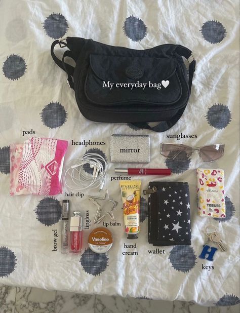 Korean Whats In My Bag, Things To Keep In Your Bag, Bag Tour Aesthetic, Handbag Essentials Everyday, What To Put In Your Bag, Whats In My Travel Bag, Daily Bag Essentials, What’s In My Bag Aesthetic, Purse Must Haves Items