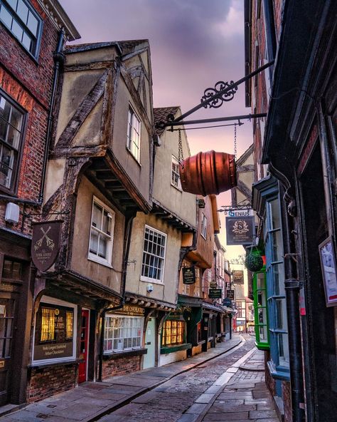 York Shambles, Shambles York, The Shambles, Have A Lovely Evening, Visit York, York Uk, York England, Unusual Buildings, England And Scotland