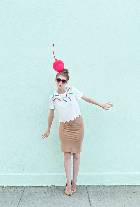 DIY Ice Cream Cone Costume - http://www.studiodiy.com/ Ice Cream Cone Halloween Costume, Ice Cream Cone Costume, Super Easy Halloween Costumes, Ice Cream Costume, Diy Karneval, Modest Halloween Costumes, Diy College, Meme Costume, Costume Carnaval