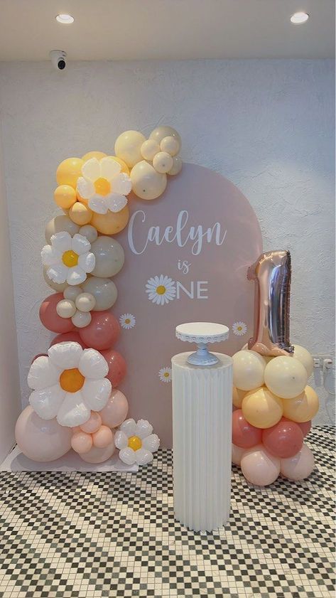 Daisy Balloon Decorations, Bday Backdrop Ideas, Daisy Birthday Theme, Daisy Baby Shower Theme, Birthday Party Daisy, Balloon Decorations Diy Tutorials, Flower Party Themes, Baby First Birthday Themes, Daisy Baby Shower