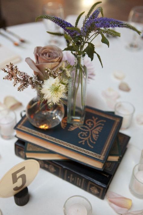 Book Centrepiece Wedding, Vintage Book Centerpiece, Book Wedding Centerpieces, Elegant Navy Wedding, Cheap Wedding Table Centerpieces, Book Centerpieces, Book Themed Wedding, Blue Centerpieces, Library Wedding