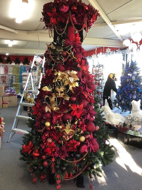 Now this is a Christmas tree theme! How gorgeous is this Venetian mask tree 💋👌 📸pinterest Christmas Masquerade Party, Gold Colour Palette, Christmas Masquerade, Christmas Tree Theme, Johnny And June, Masquerade Theme, Tree Theme, Dragon Mask, Gold Color Palettes