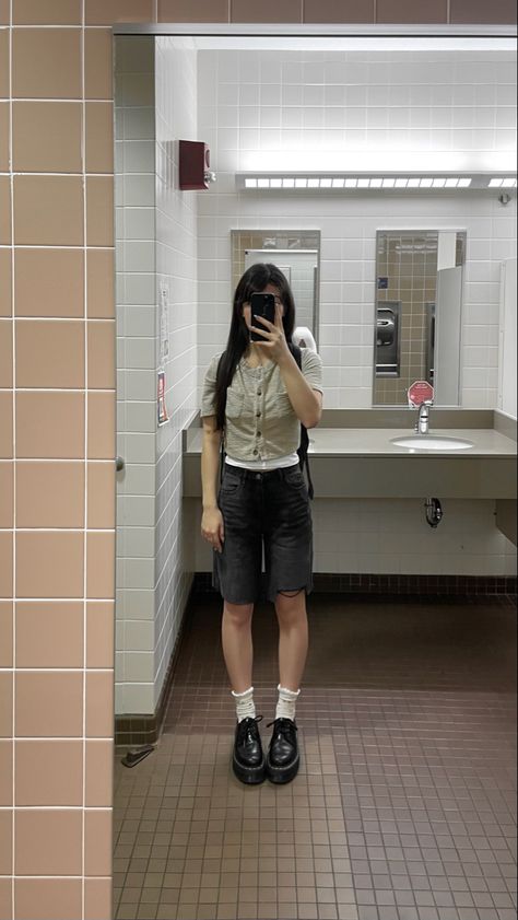 Jorts Korean Outfit, Short Doc Martens Outfits, Shorts And Doc Martens Outfits, Doc Martens With Shorts, Low Cut Doc Martens Outfit, Black Jorts Outfit Idea, Short Doc Martens, Jorts Outfit Idea, Doc Martens Platform