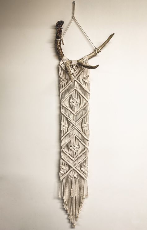 Macrame On Antlers, Antler Macrame Wall Hangings, Antler Macrame, Colored Macrame, Deer Antler Crafts, Macrame Creations, Antler Crafts, Handmade Leather Jewelry, Macrame Home Decor