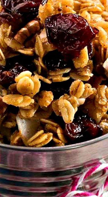 Cherry Almond Granola Recipe, Dried Cherries Recipes, Dried Cherry Recipes, Almond Granola Recipe, Cherry Granola, Vanilla Almond Granola, Breakfast Granola, Maple Granola, Homemade Granola Healthy