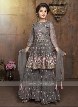 Girls Net Gharara Suit In Grey Frock And Gharara Design, Kids Gharara Design, Sarara Dress Design, Kids Sharara Designs, Anarkali Suit Design, 12 Year Girl Dress, Sarara Dress, Groom Cartoon, Frock Designs For Girl