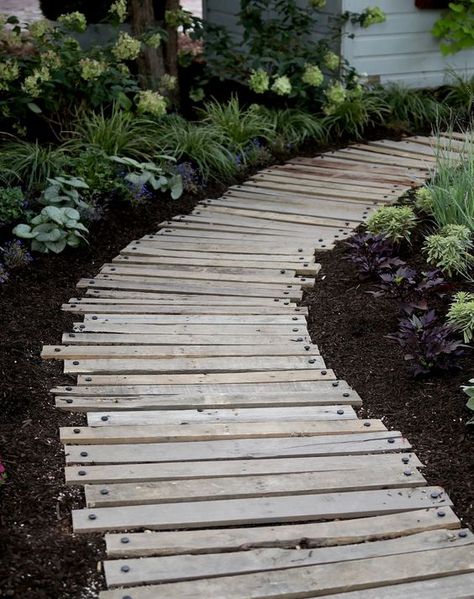 40 Simply Amazing Walkway Ideas For Your Yard - Page 38 of 40 - Gardenholic Pallet Walkway, Wooden Pathway, Taman Diy, Backyard Walkway, Walkway Design, Walkway Ideas, Desain Lanskap, Garden Walkway, Have Inspiration